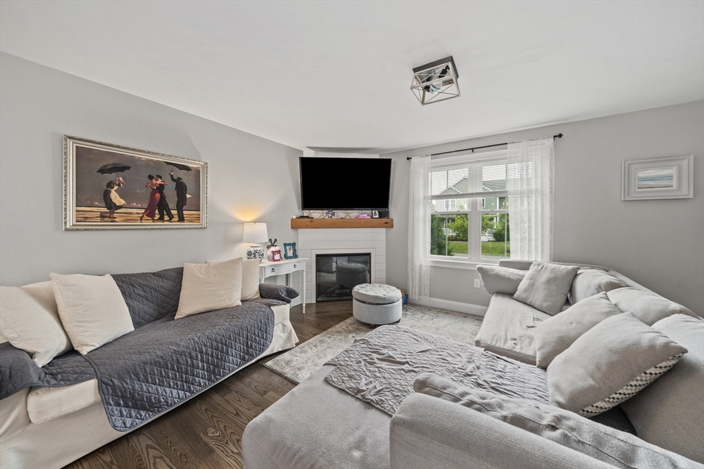 8 Old Field Way, Lakeville