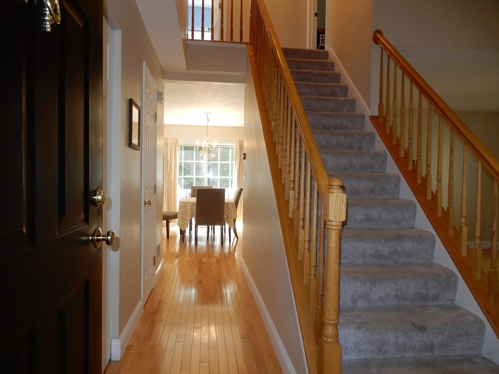 5 Bradshaw Ln, Foxboro