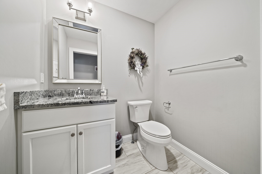 8 Old Field Way, Lakeville