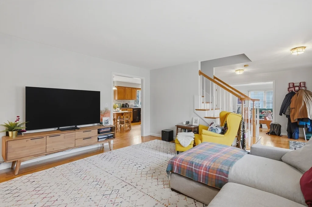 11 Roseanna Park Dr, Waltham