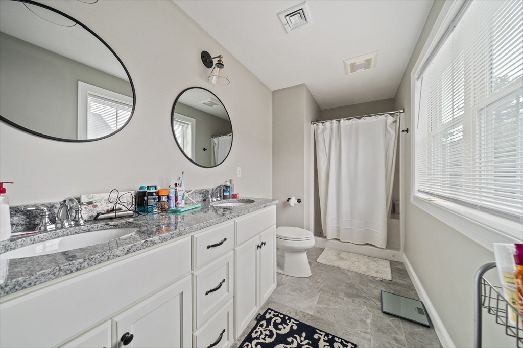 8 Old Field Way, Lakeville