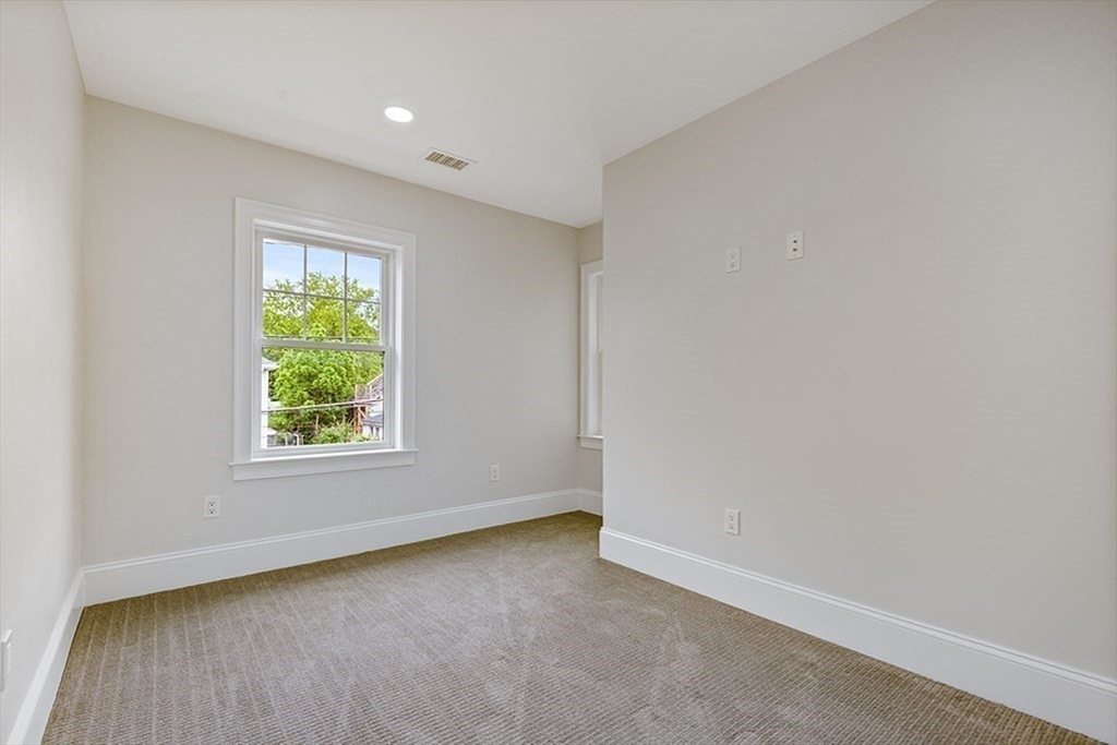 83 Hawthorn St, Nonantum