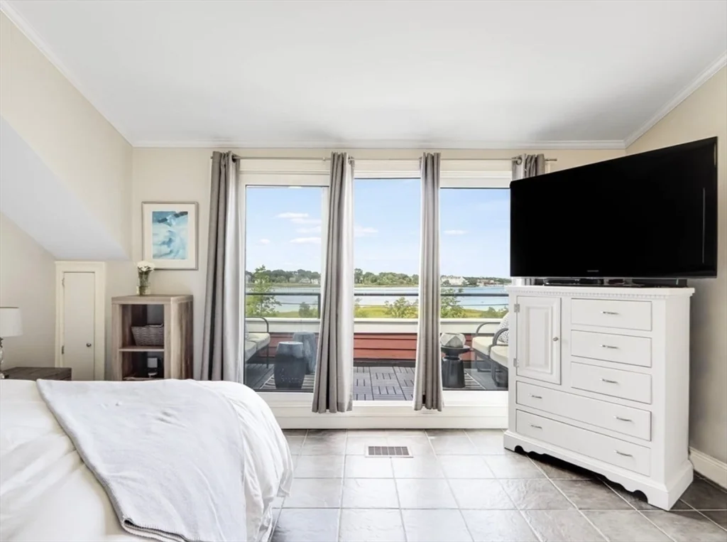 166 Quincy Shore Dr, Quincy