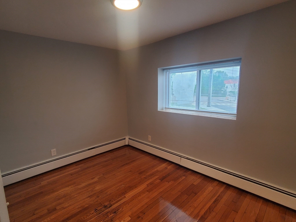 4 Oakcrest, Hyde Park