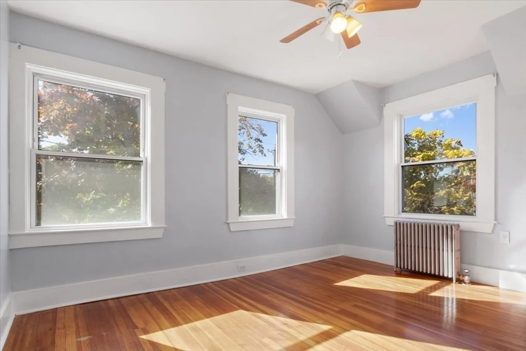 8 Linwood St, Holbrook