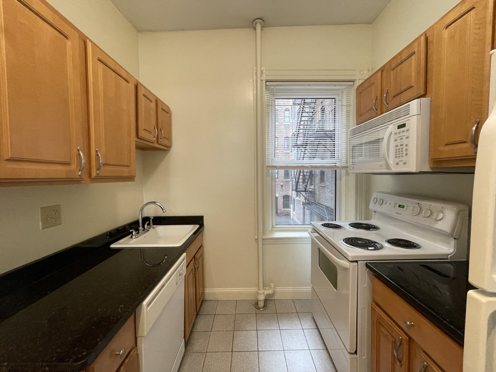 1 bed, 1 bath apartment for rent at 15 Queensberry St Unit 5F, Fenway — photo 4 of 7