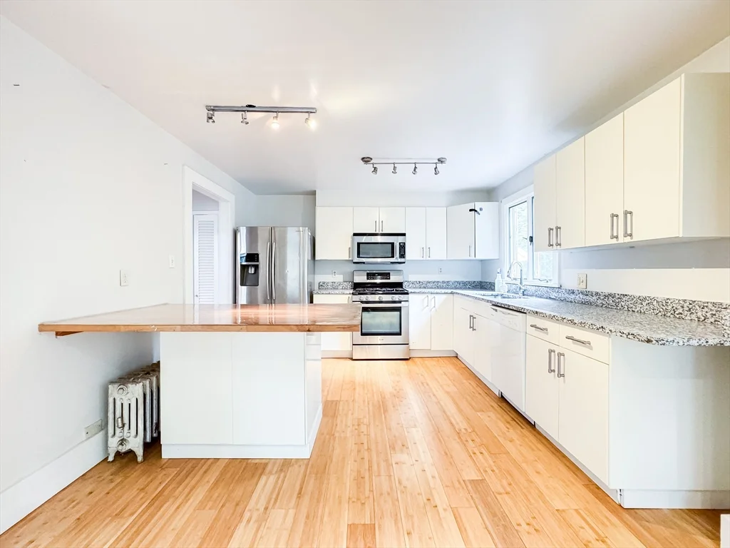 11 Maple Cir, Newton