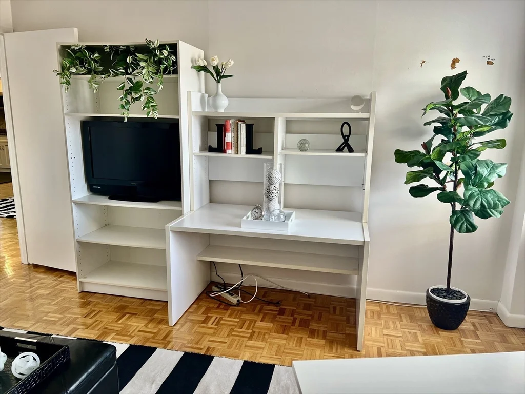 300 Lynn Shore Dr, Lynn