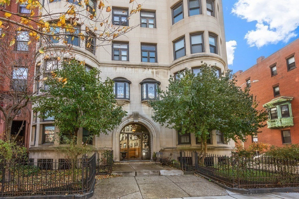 857 Beacon St, Fenway