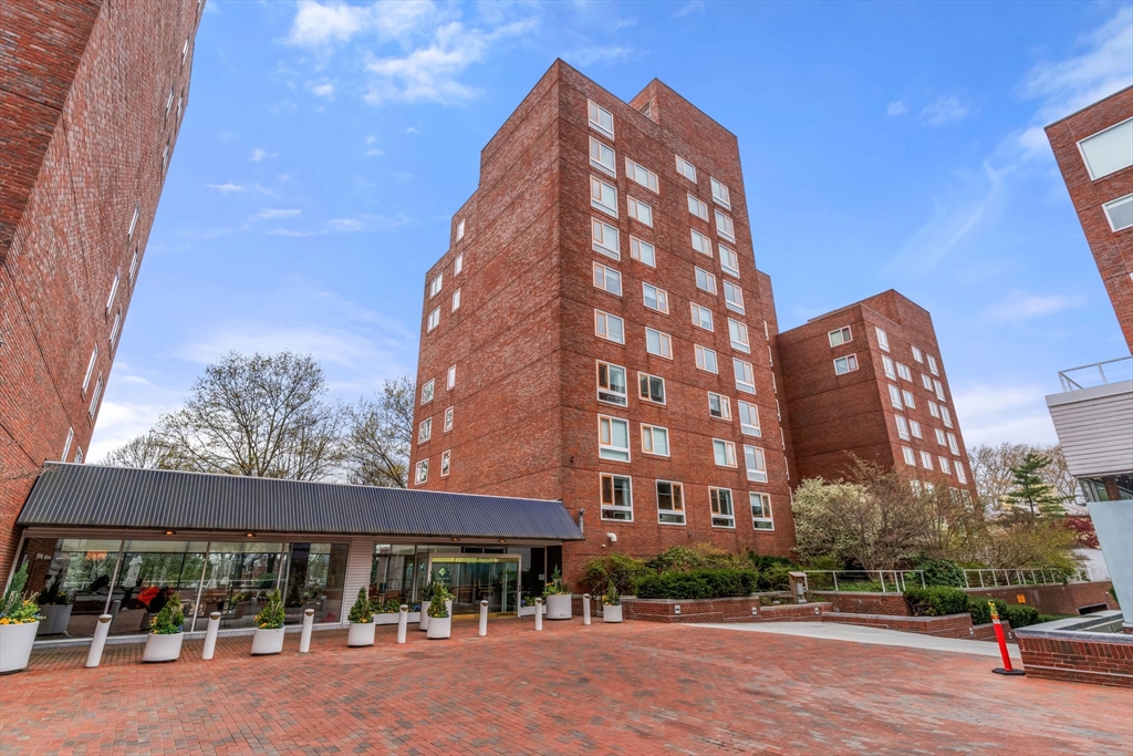 975 Memorial Dr, Harvard Square