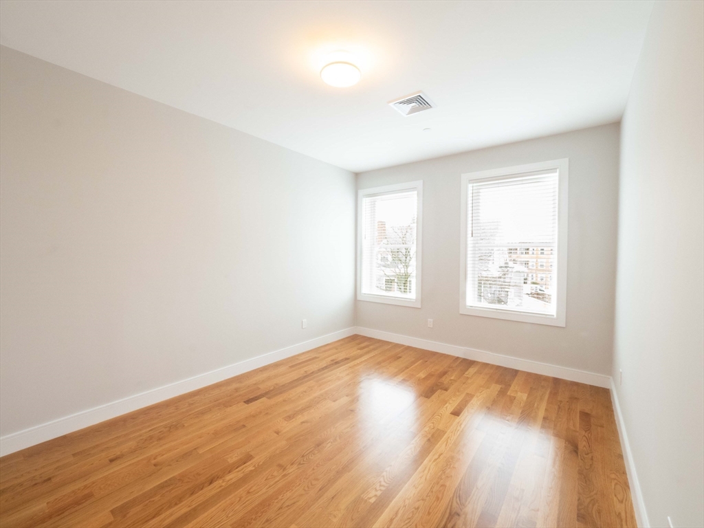 142 Coolidge St, North Brookline