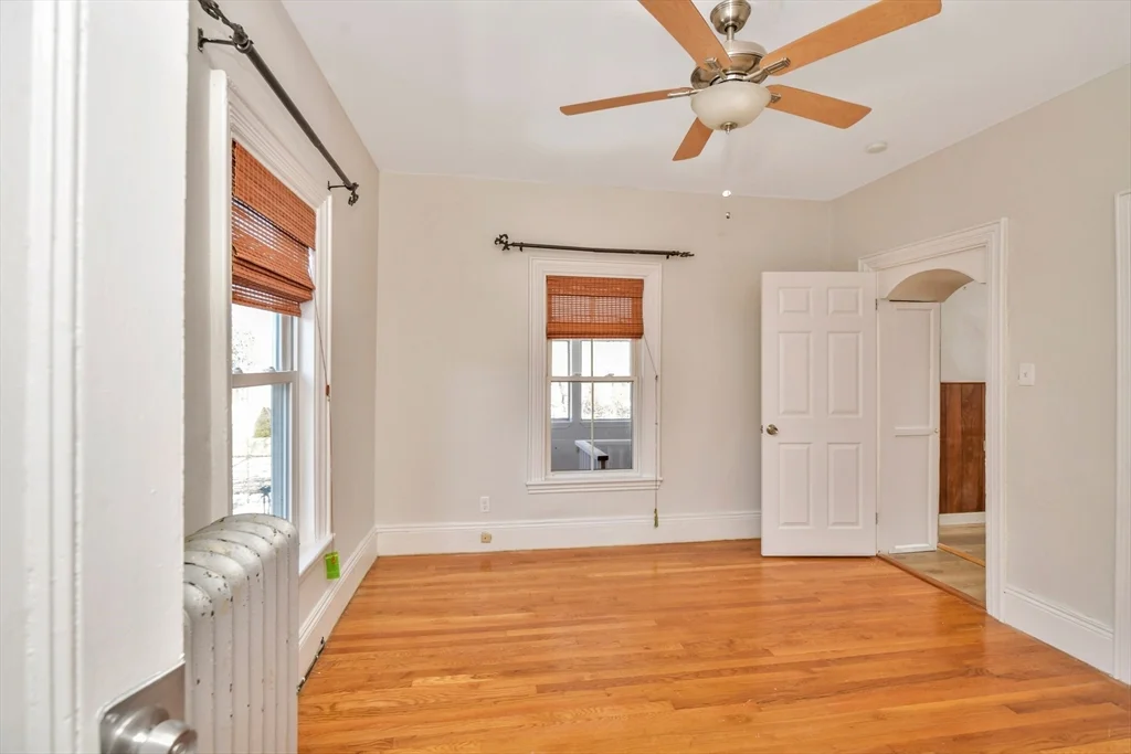 492 Metropolitan Ave, Hyde Park