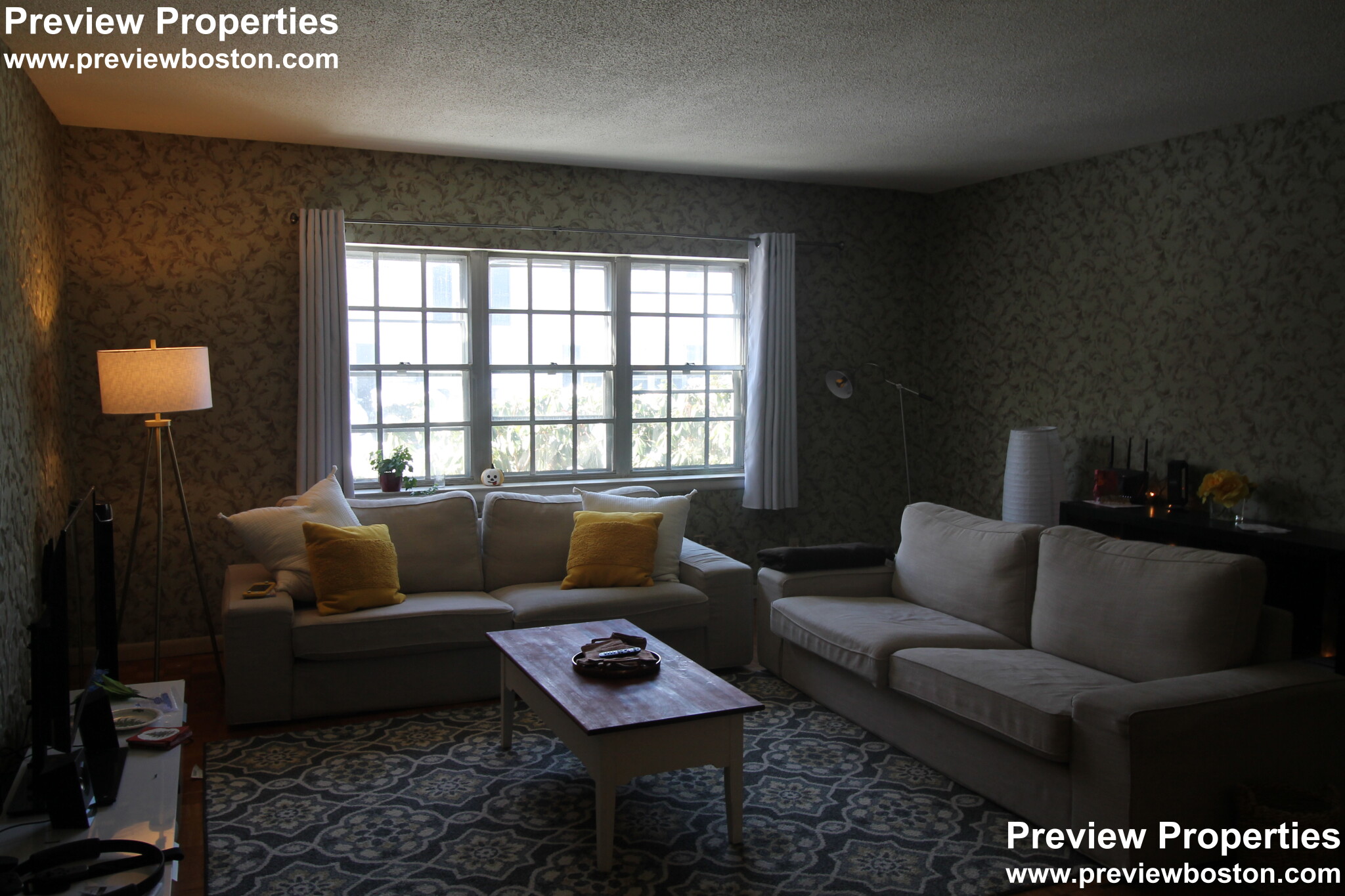 178 Lake Shore Rd, Oak Square