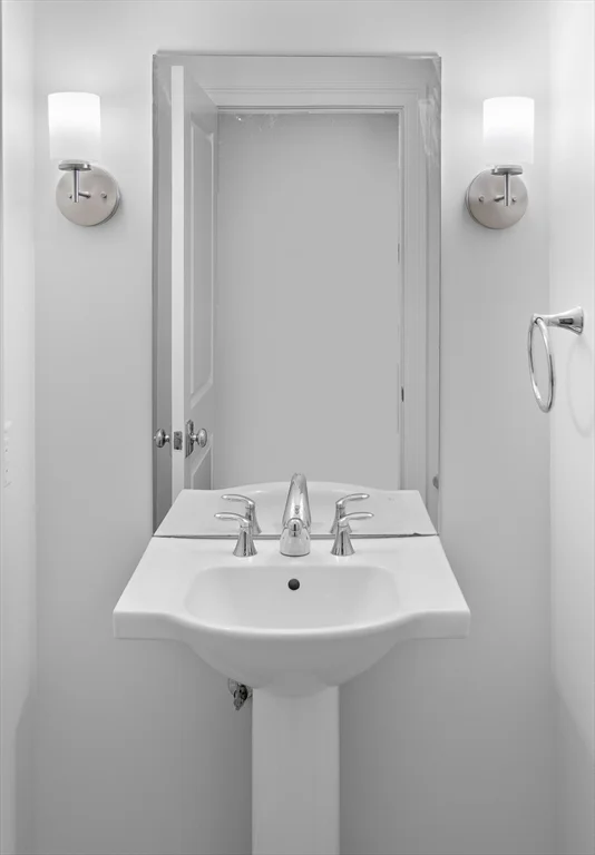 19 Lily Pond Ln, Lexington