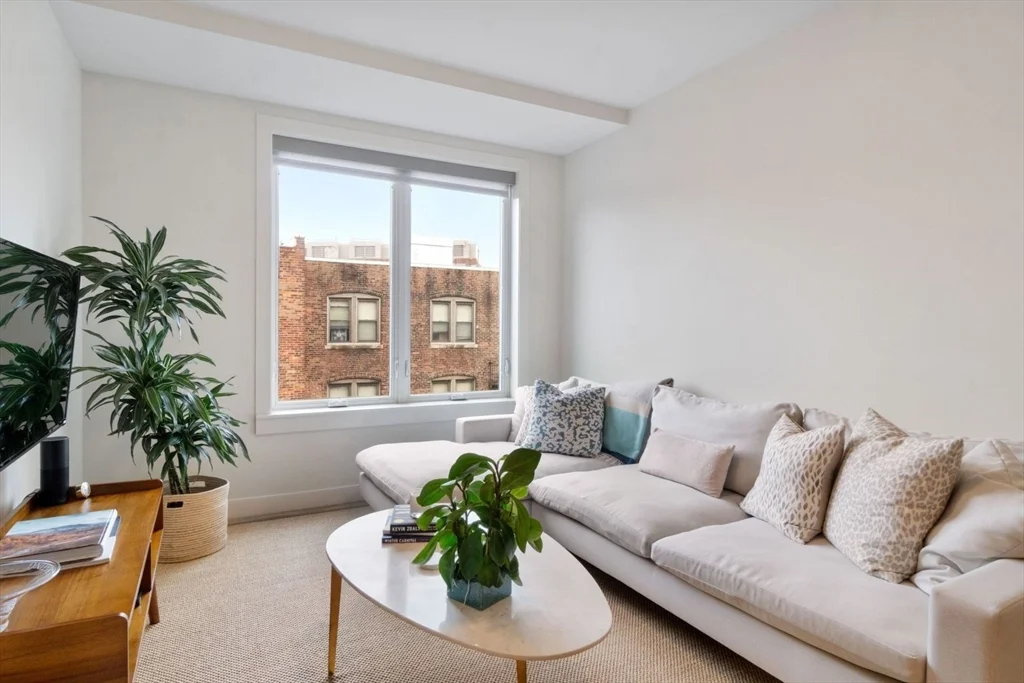 900 Beacon St, Fenway
