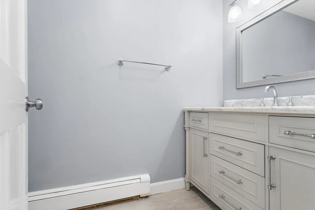 77 Colonial Rd, Sudbury