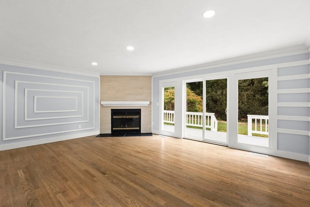 24 Country Club Dr, Plymouth