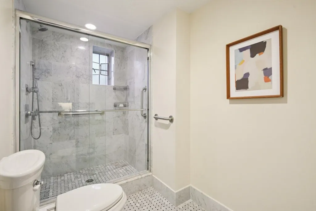 20 Chapel St, Longwood