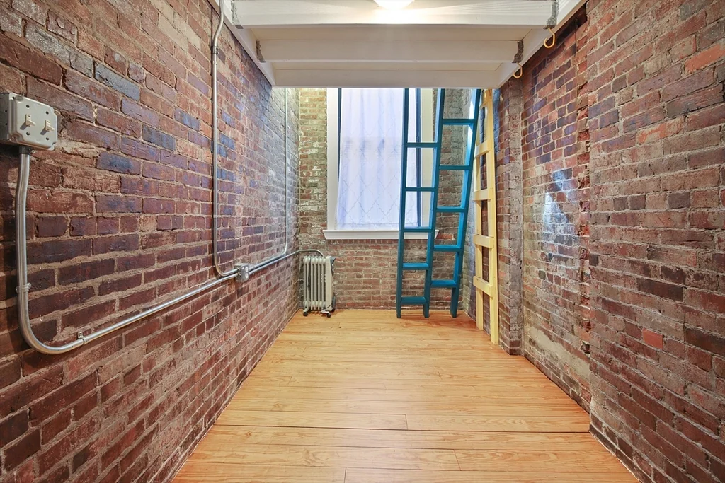 107 South, Leather District