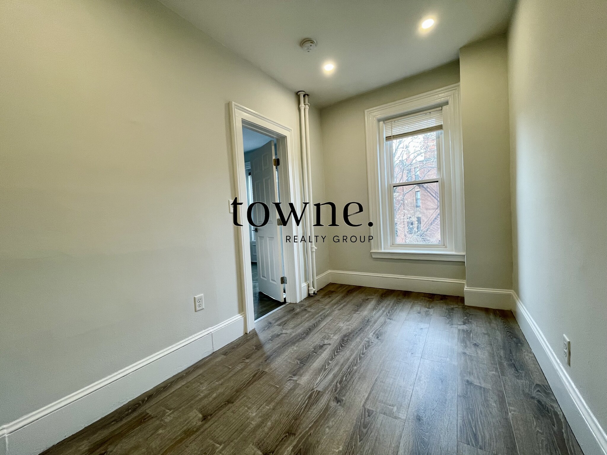 225 Newbury St, Back Bay