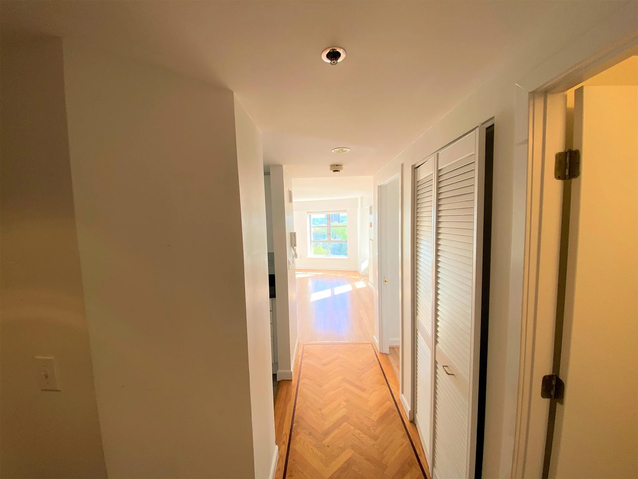 931 Massachusetts Ave, Mid-Cambridge