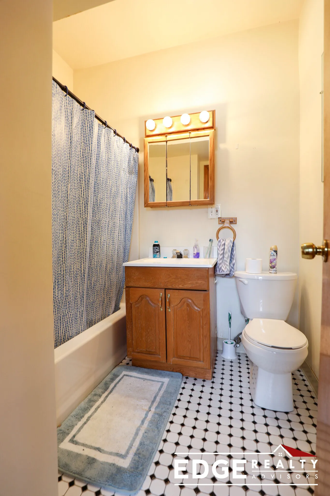 356 Faneuil St, Oak Square