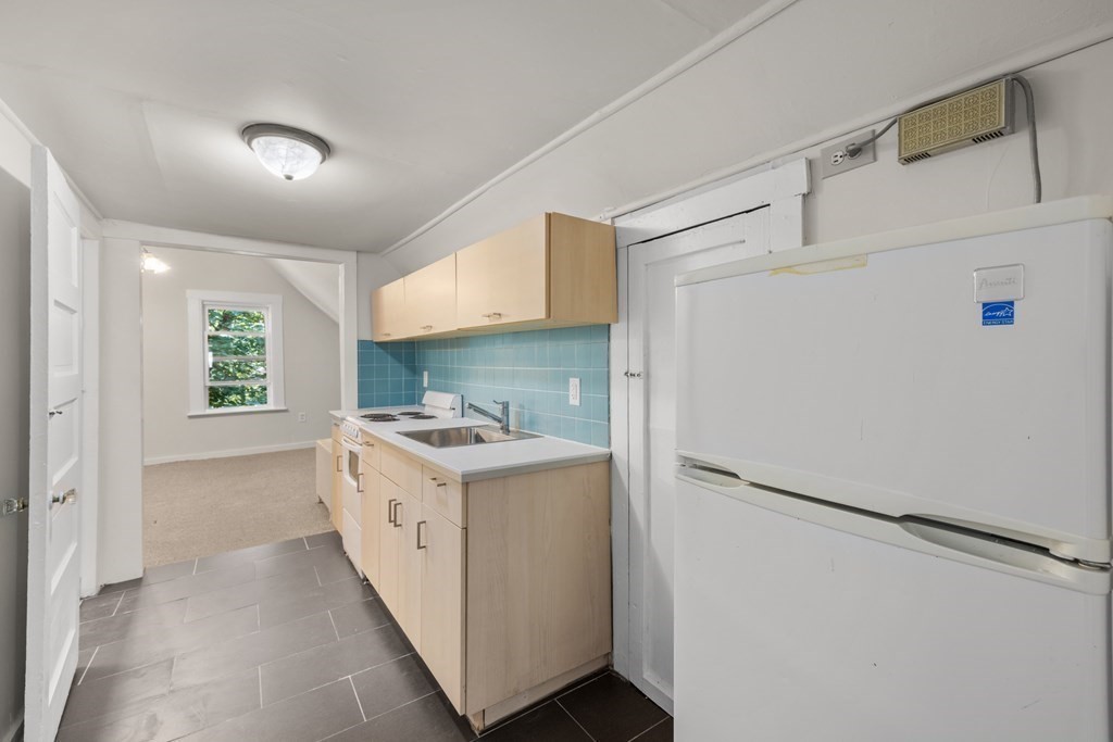 85 Linden Ave, West End