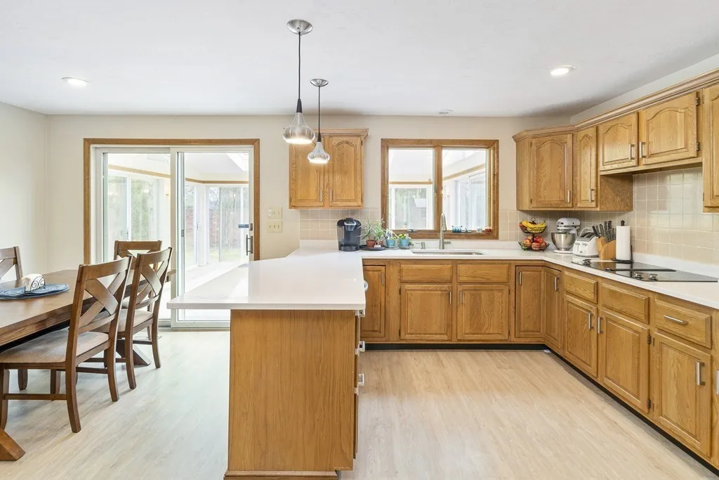 478 Clinton Rd, Chestnut Hill