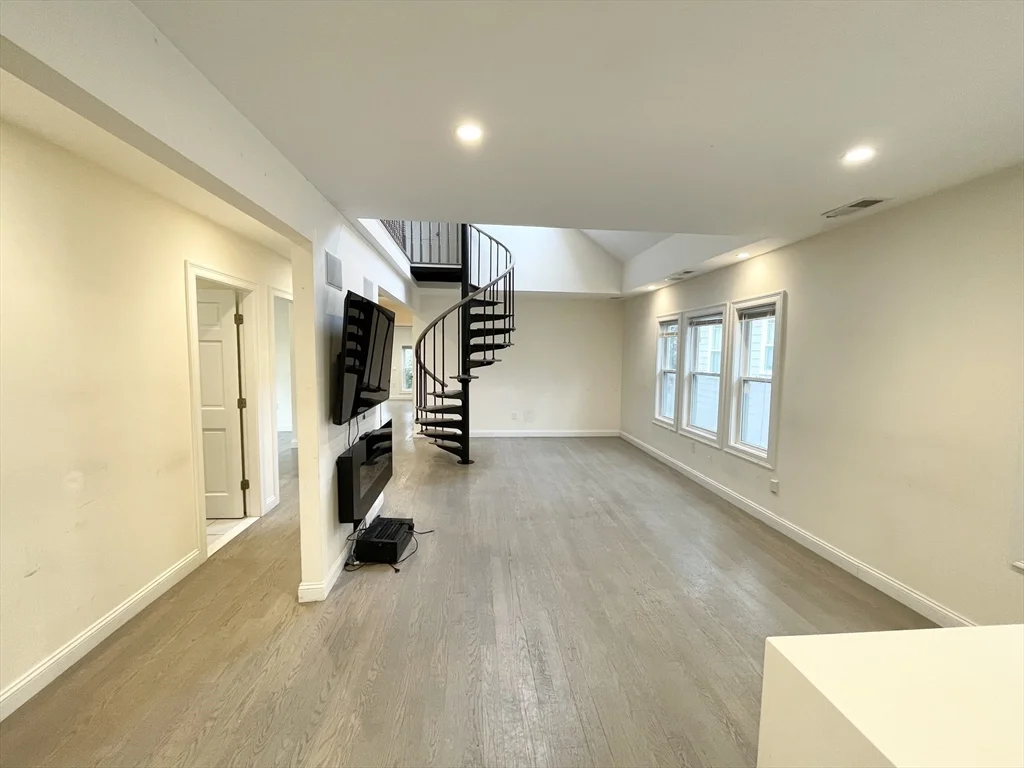 21 Iroquois, Mission Hill