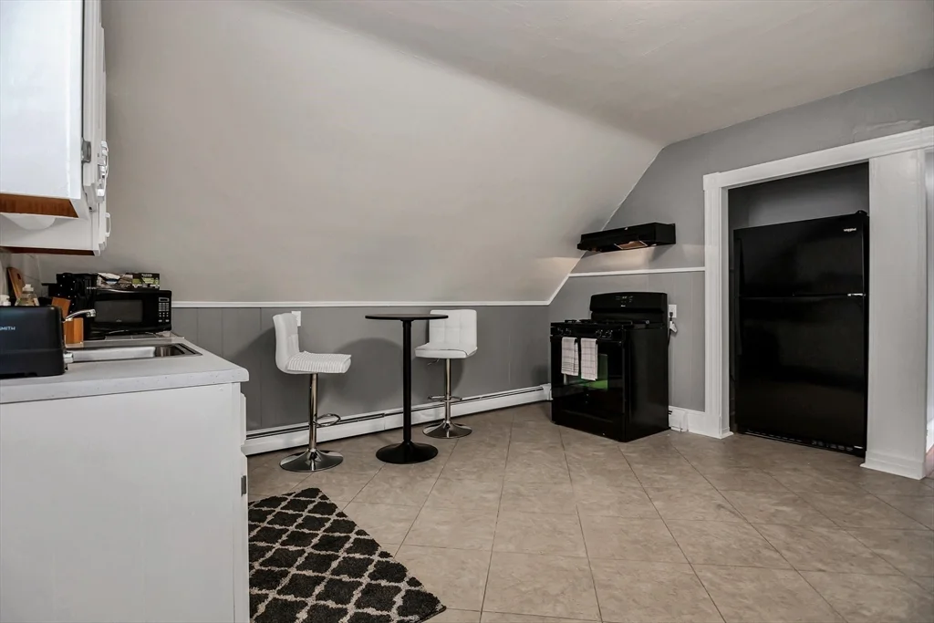 553 Main St, Medford