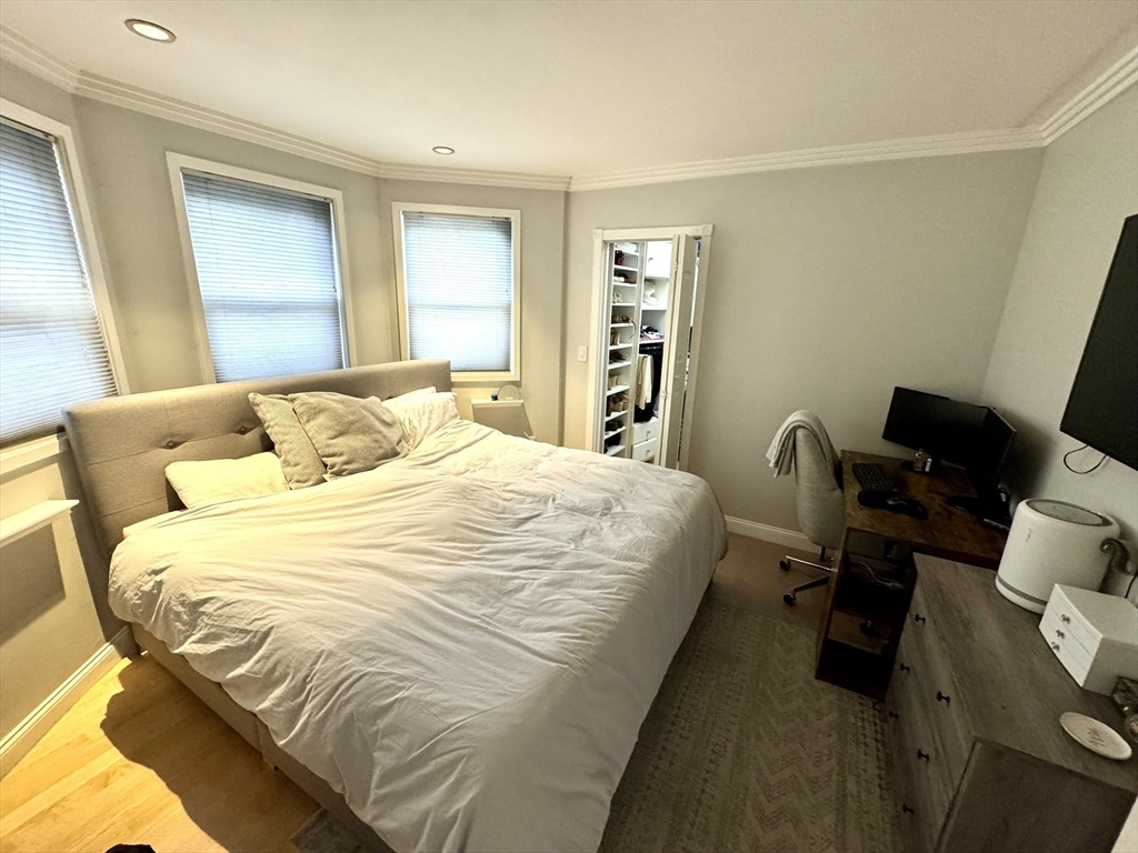 560 Commercial St, North End