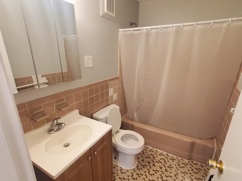 4 Oakcrest, Hyde Park