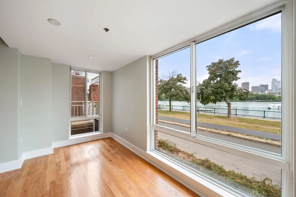 75-83 Cambridge Pkwa, Cambridgeport