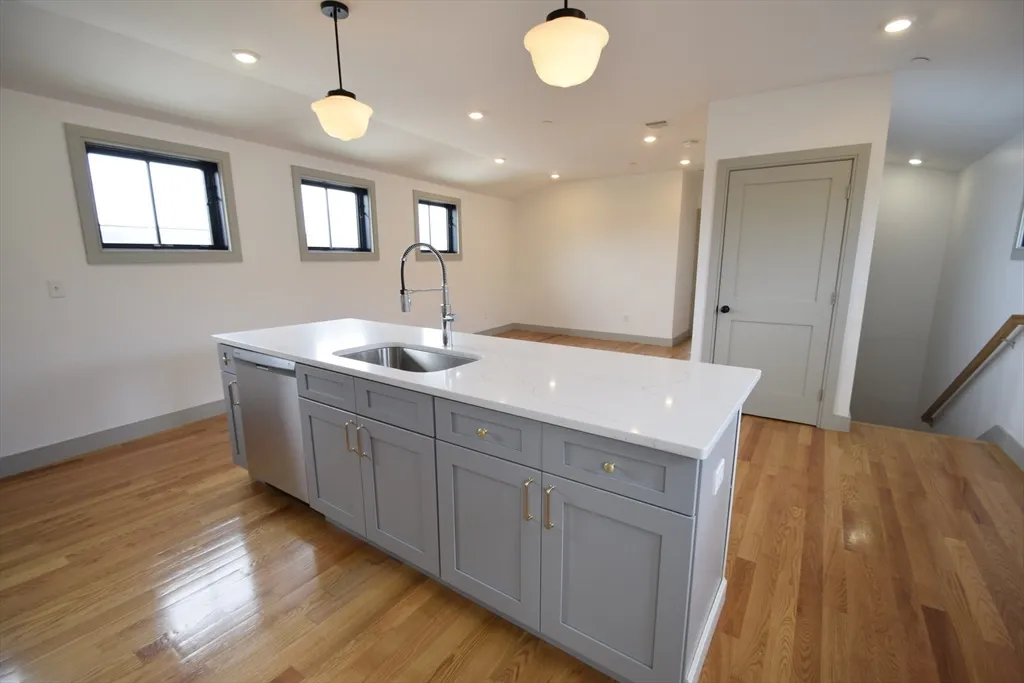 15 Maywood St, Roxbury