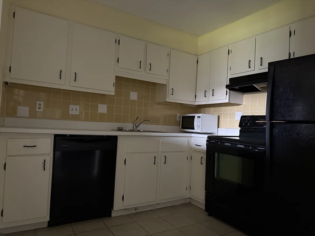 12 Williamsburg Ct, Shrewsbury