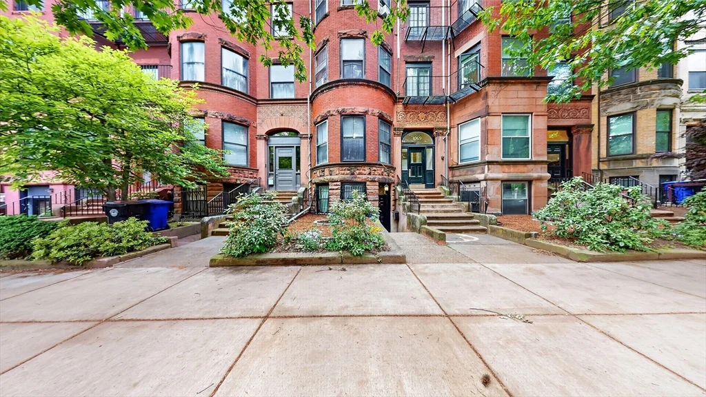 1069 Beacon St, Coolidge Corner