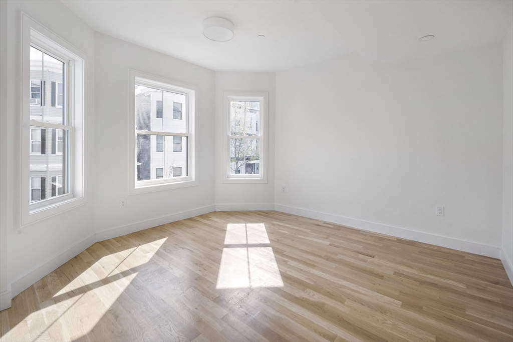 298 Maverick St, East Boston