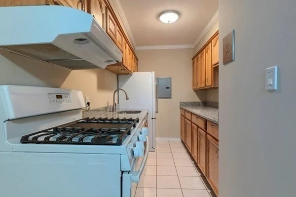 10 Longwood Dr, Andover