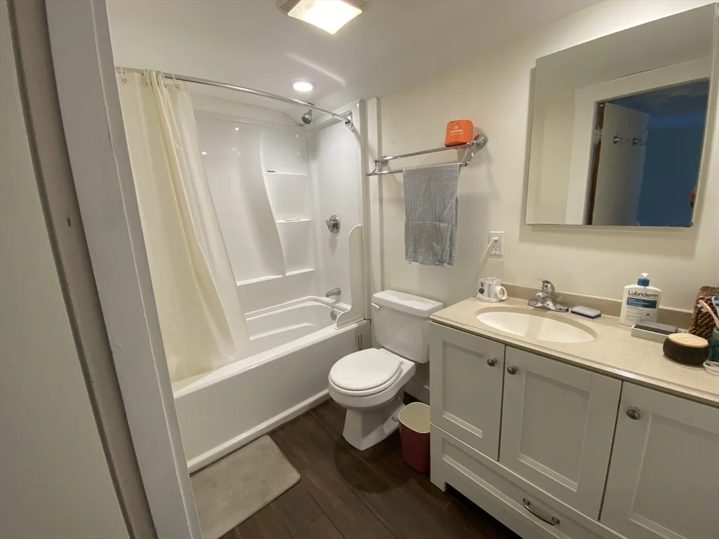 16 Stonecleve Rd, Wellesley