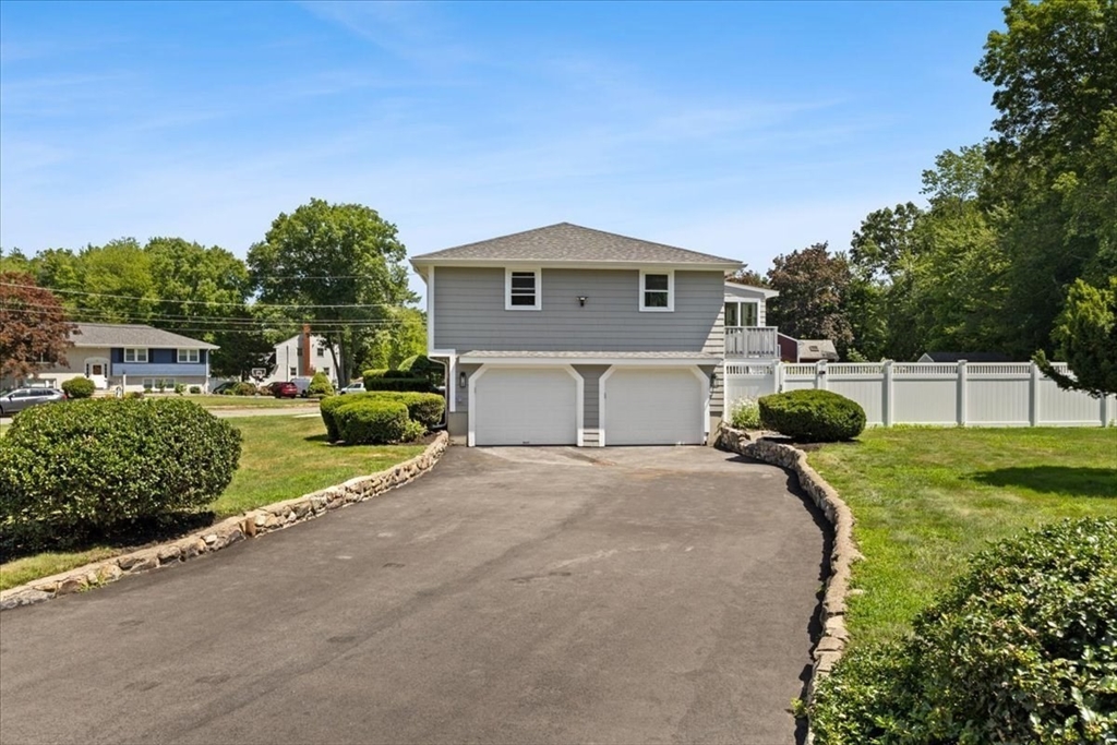 19 Coach Ln, Norwood