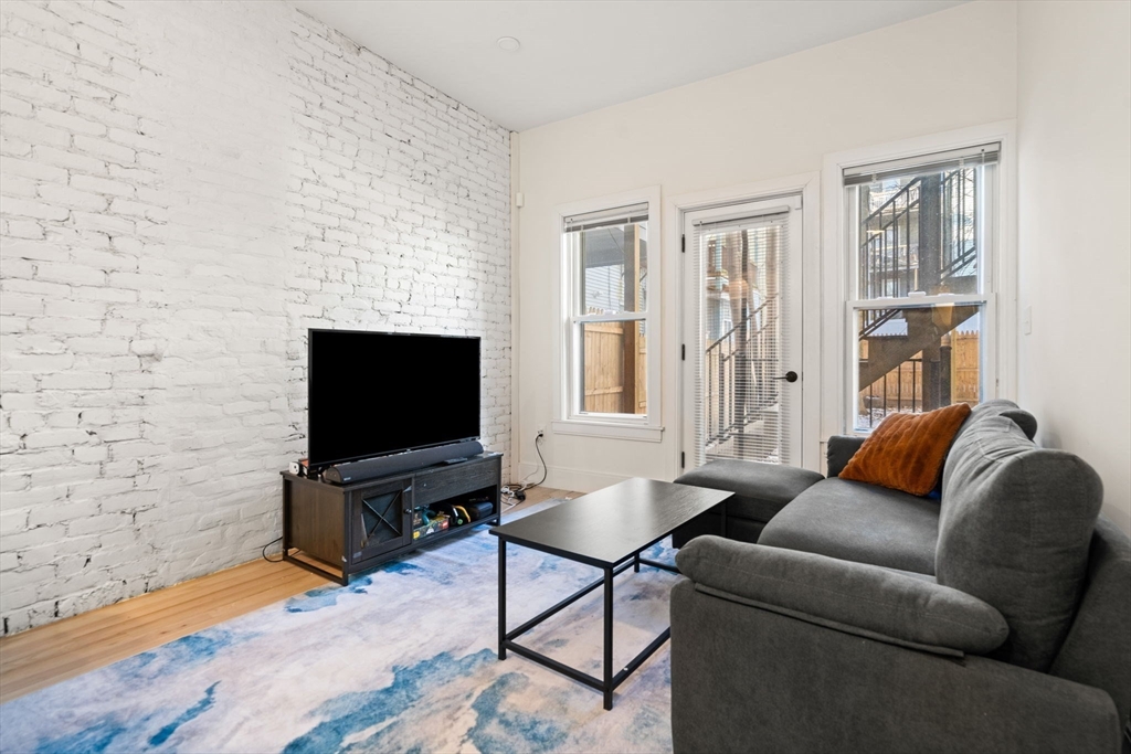308 Saratoga St, Boston