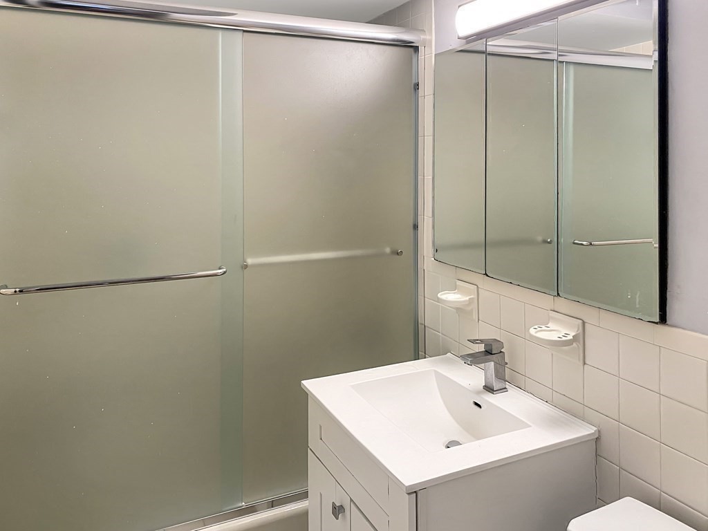 566 Commonwealth Ave, Fenway