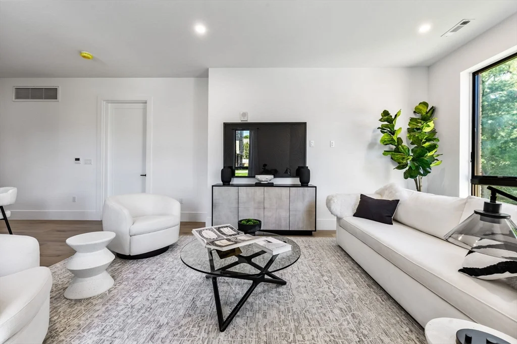 1114 Beacon St, Newton Center