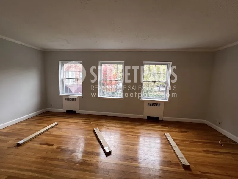 1139 Beacon St, Longwood