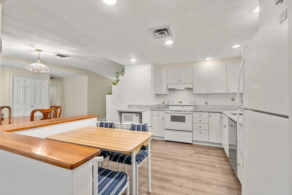 14 Corrine Dr, Framingham