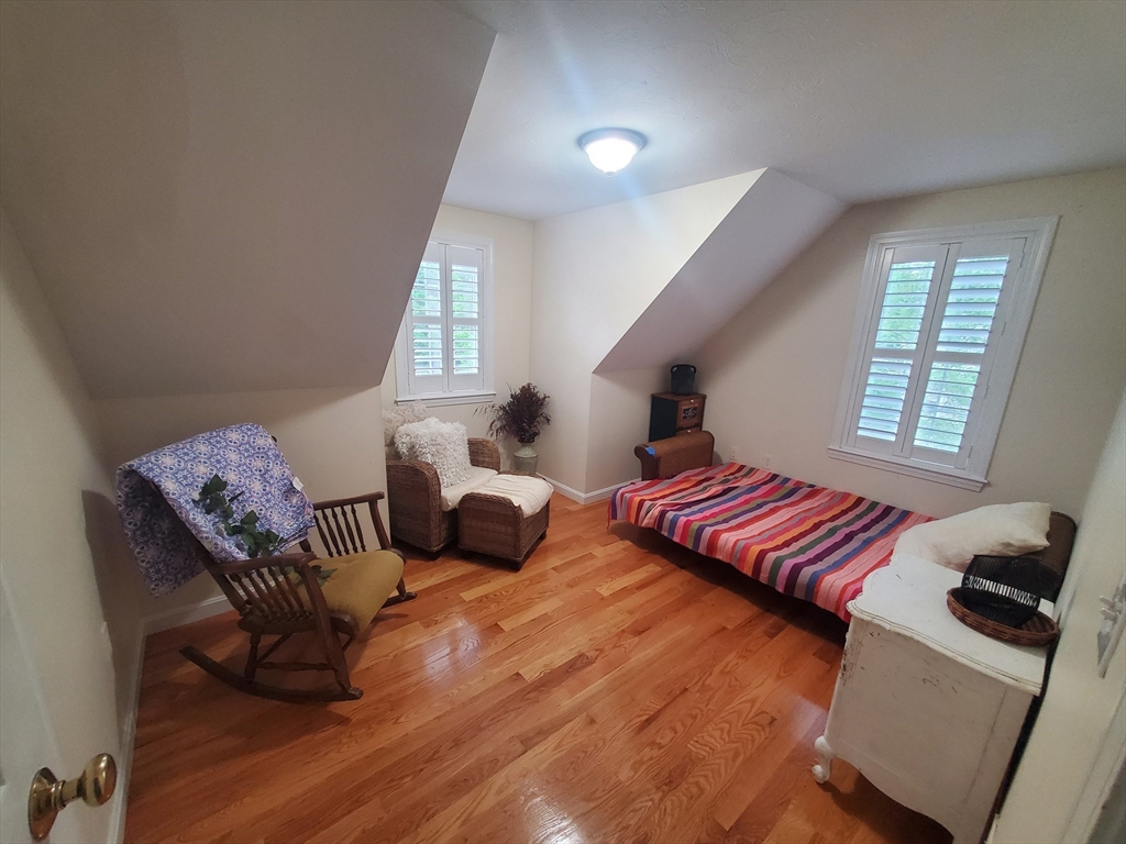 2 Valley Rd, Whitman