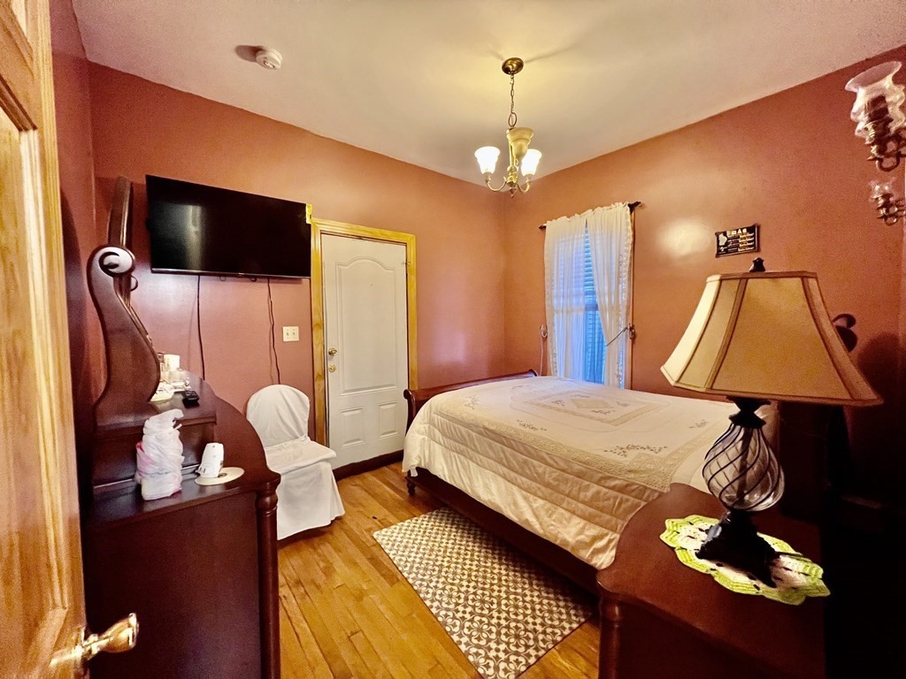 4 bed, 2 bath apartment for rent at 4 Cottage Ct Unit 2, Roxbury — photo 4 of 22