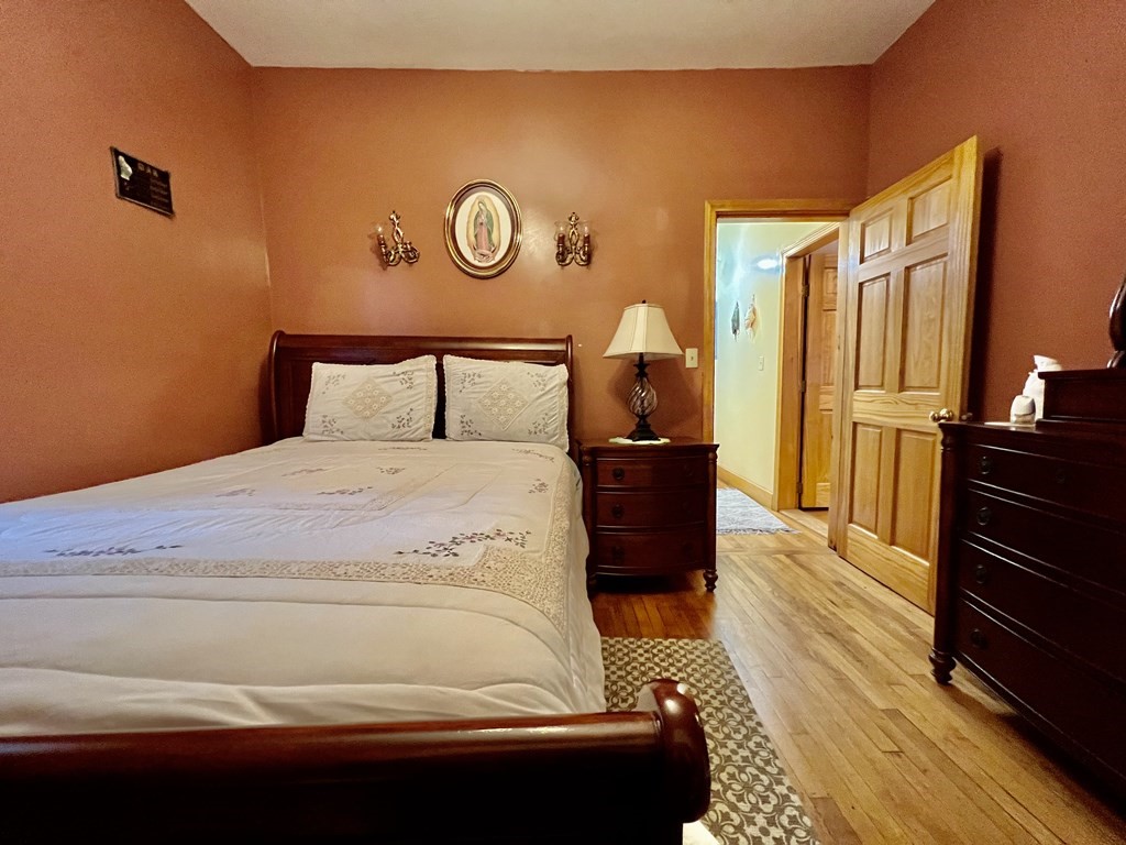 4 bed, 2 bath apartment for rent at 4 Cottage Ct Unit 2, Roxbury — photo 5 of 22