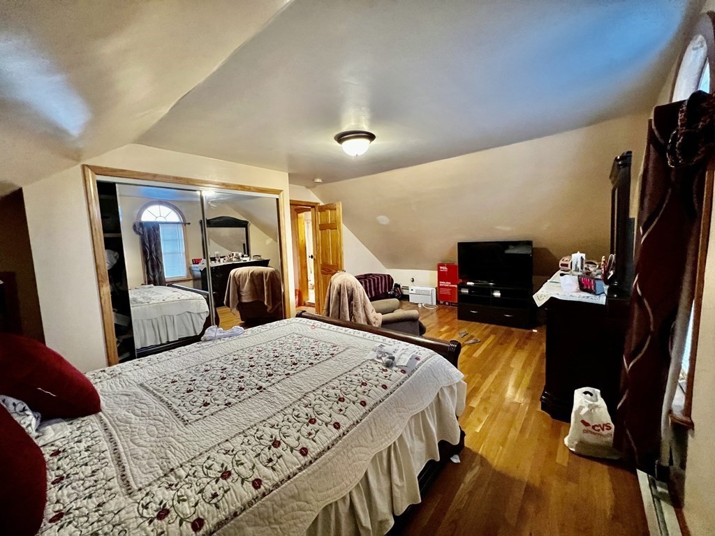 4 bed, 2 bath apartment for rent at 4 Cottage Ct Unit 2, Roxbury — photo 8 of 22