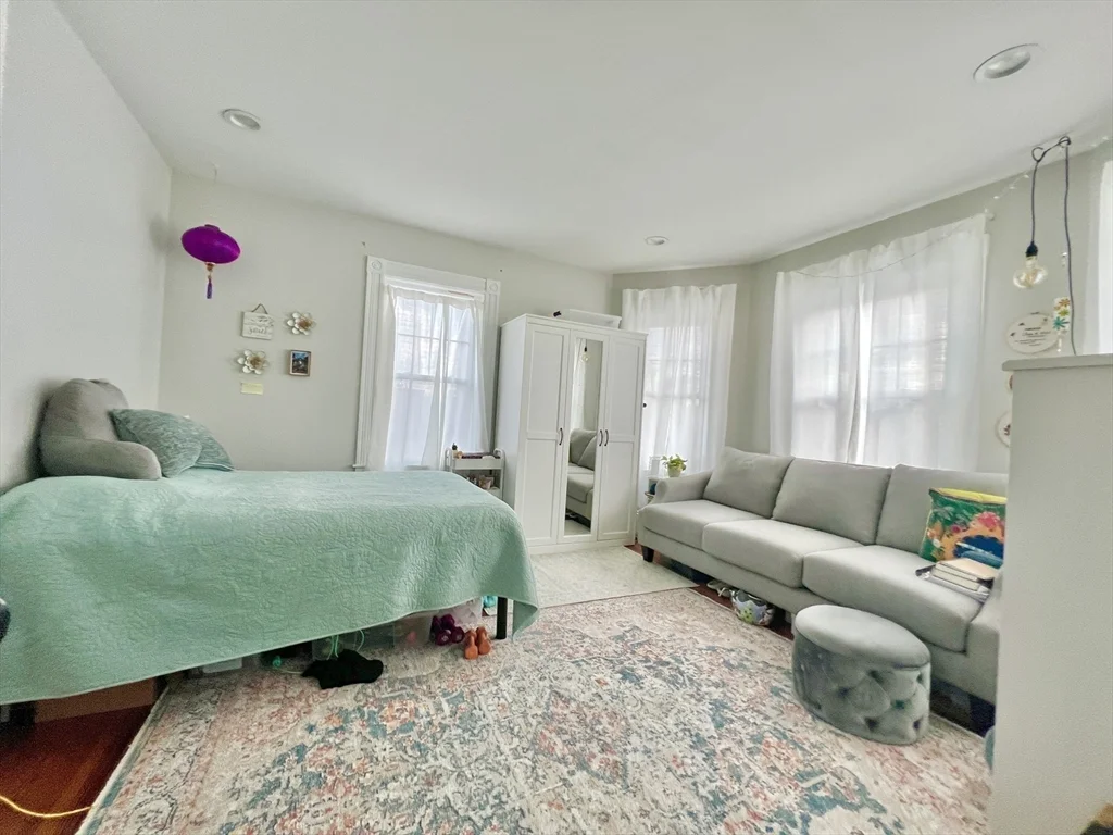 812 Moody St, South Side